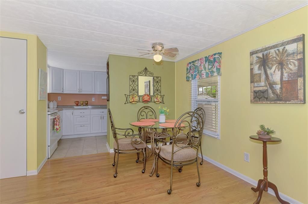 For Sale: $129,000 (2 beds, 1 baths, 672 Square Feet)