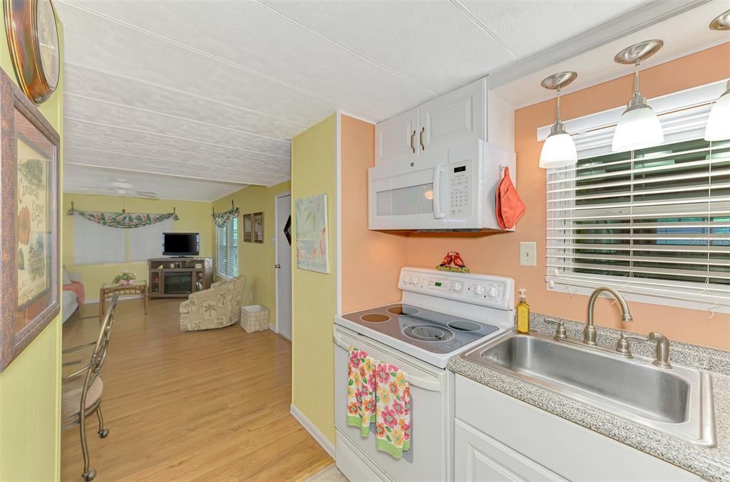 For Sale: $129,000 (2 beds, 1 baths, 672 Square Feet)