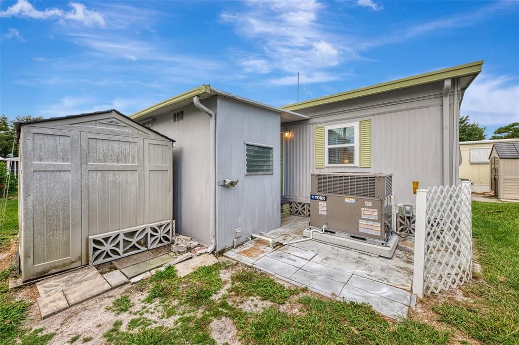 For Sale: $129,000 (2 beds, 1 baths, 672 Square Feet)