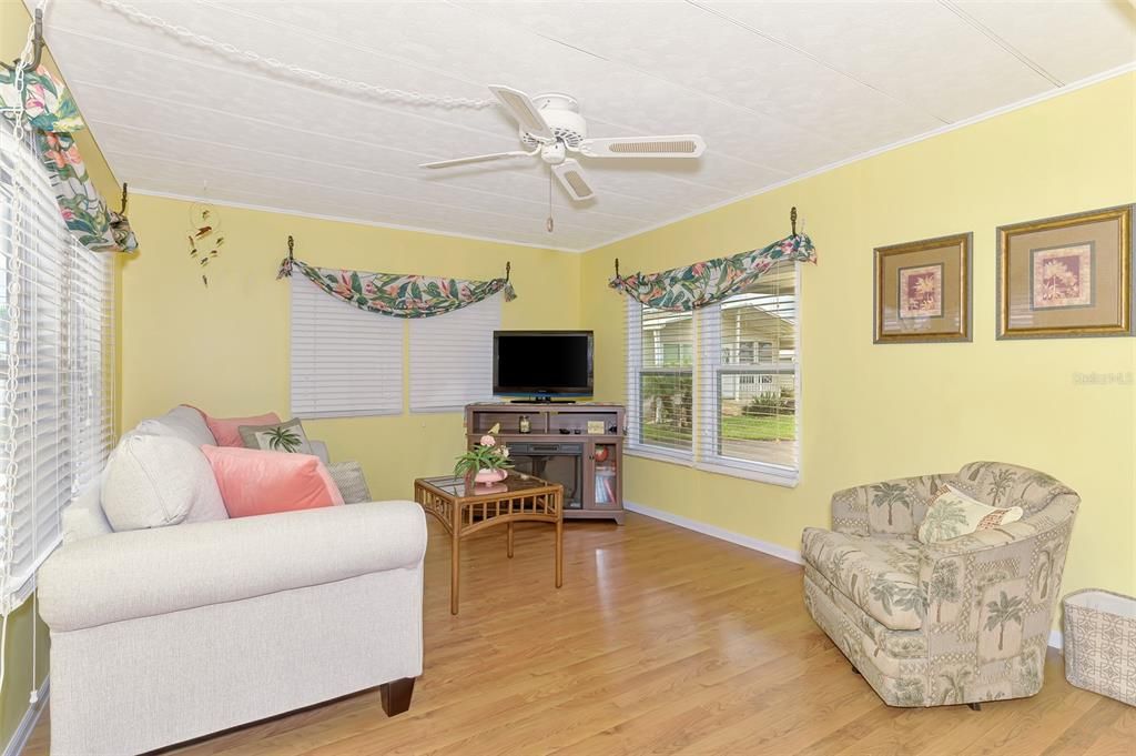 For Sale: $129,000 (2 beds, 1 baths, 672 Square Feet)