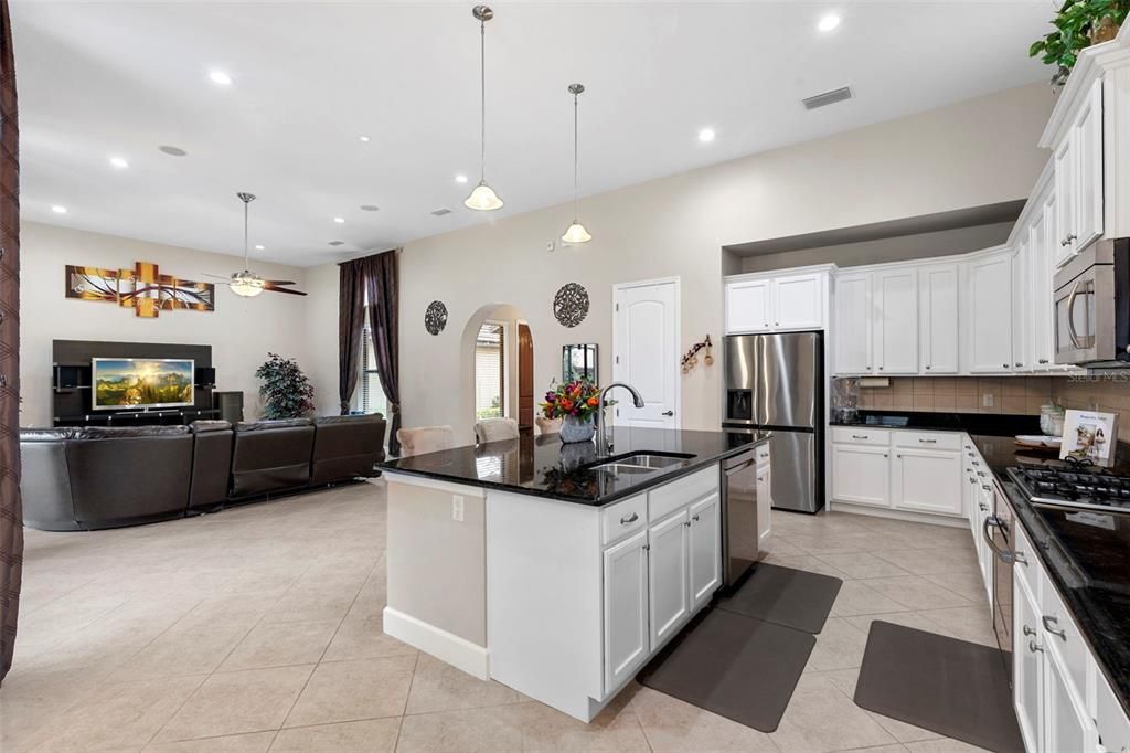 En Venta: $699,000 (4 camas, 3 baños, 3251 Pies cuadrados)