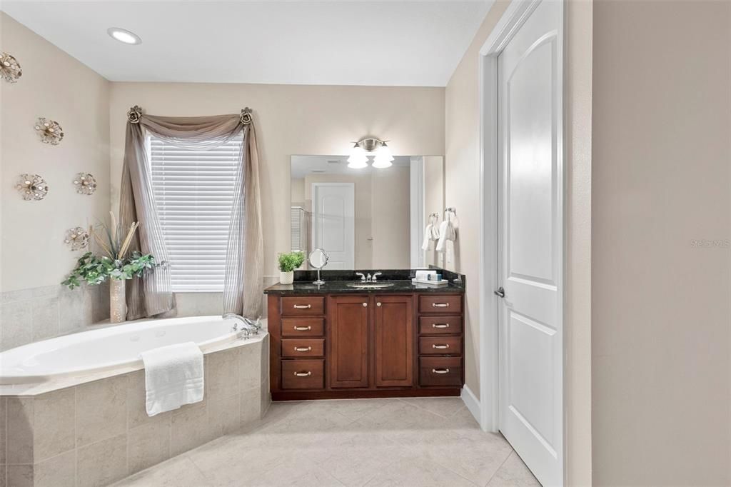 En Venta: $699,000 (4 camas, 3 baños, 3251 Pies cuadrados)