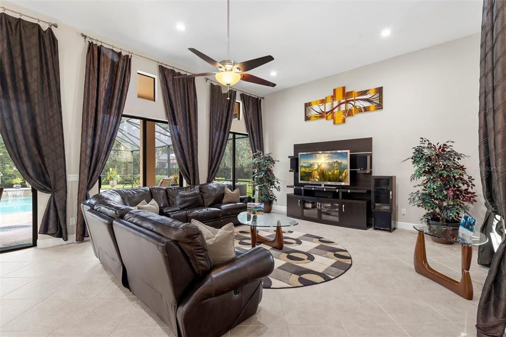 En Venta: $699,000 (4 camas, 3 baños, 3251 Pies cuadrados)