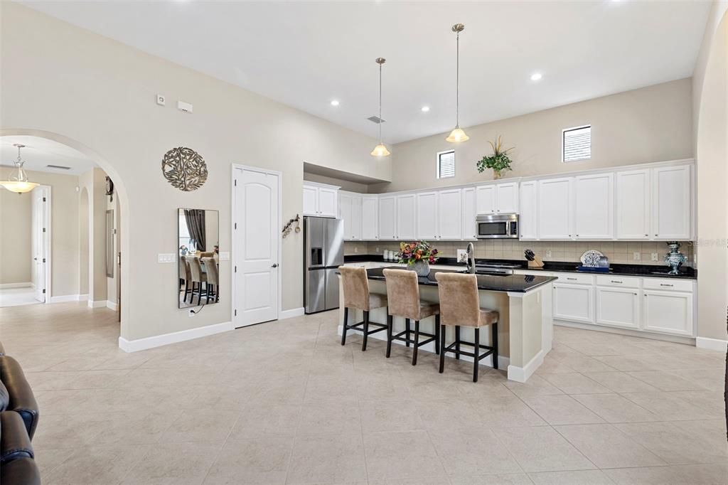 En Venta: $699,000 (4 camas, 3 baños, 3251 Pies cuadrados)