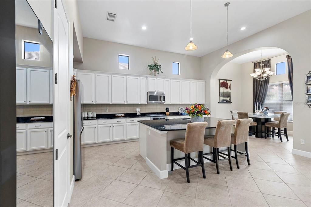 En Venta: $699,000 (4 camas, 3 baños, 3251 Pies cuadrados)