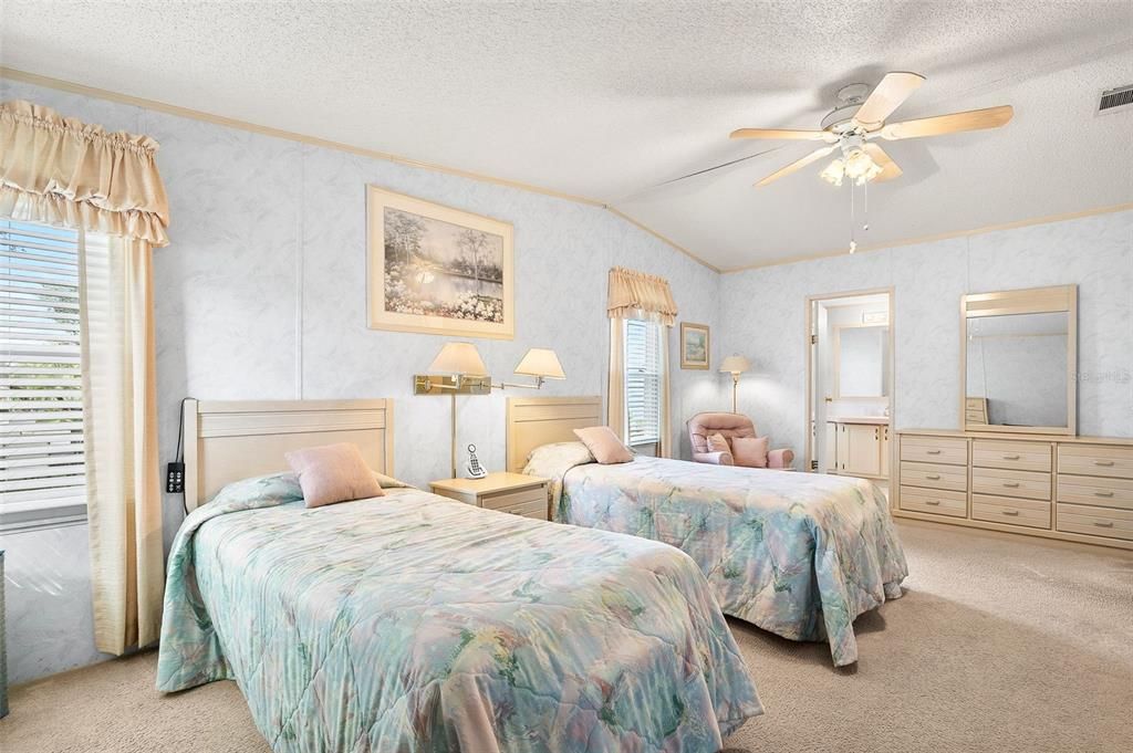 For Sale: $210,000 (2 beds, 2 baths, 1296 Square Feet)