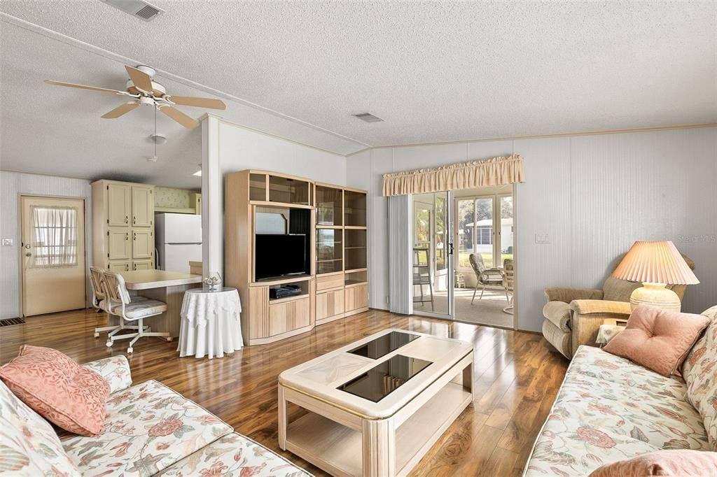 For Sale: $210,000 (2 beds, 2 baths, 1296 Square Feet)