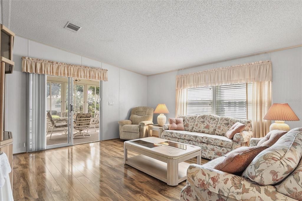 For Sale: $210,000 (2 beds, 2 baths, 1296 Square Feet)