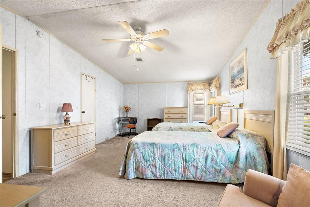 For Sale: $210,000 (2 beds, 2 baths, 1296 Square Feet)