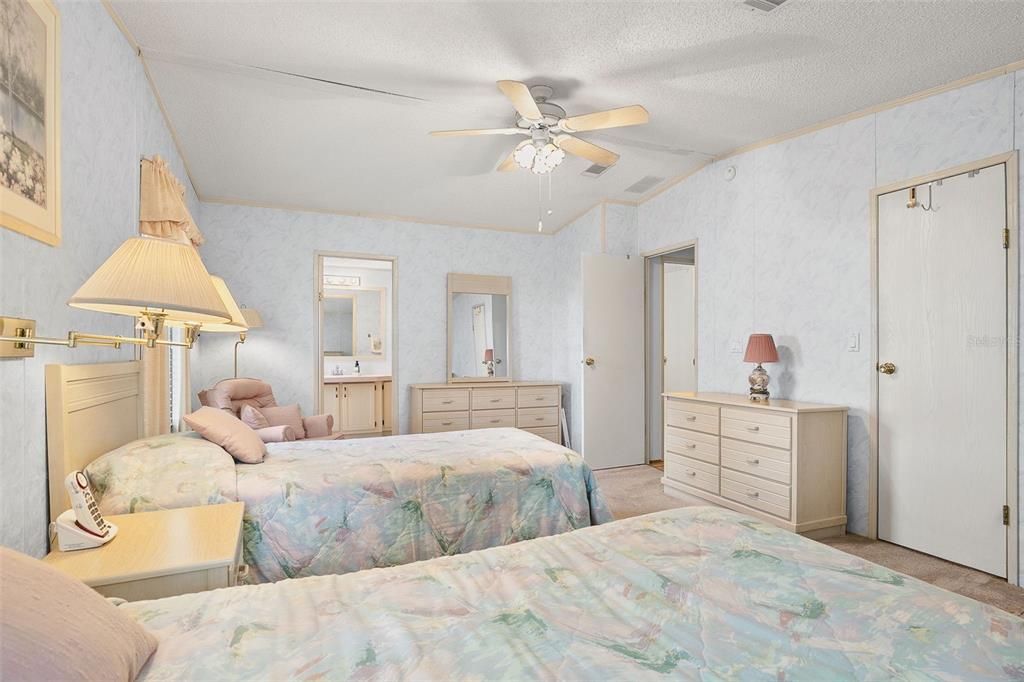 For Sale: $210,000 (2 beds, 2 baths, 1296 Square Feet)