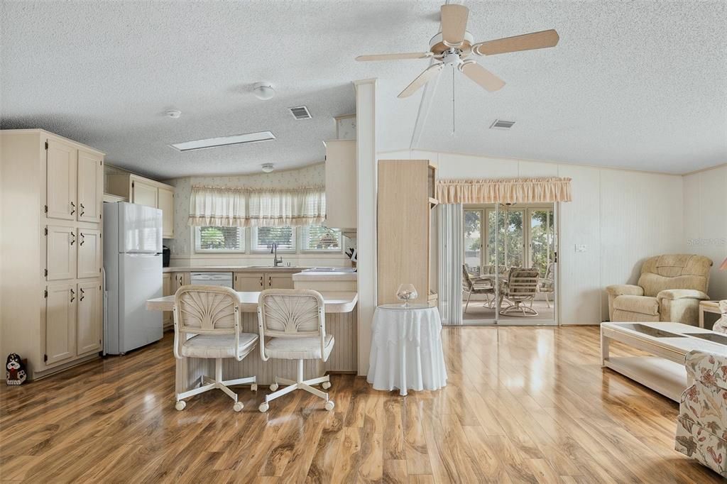 For Sale: $210,000 (2 beds, 2 baths, 1296 Square Feet)