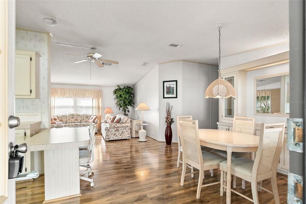 For Sale: $210,000 (2 beds, 2 baths, 1296 Square Feet)