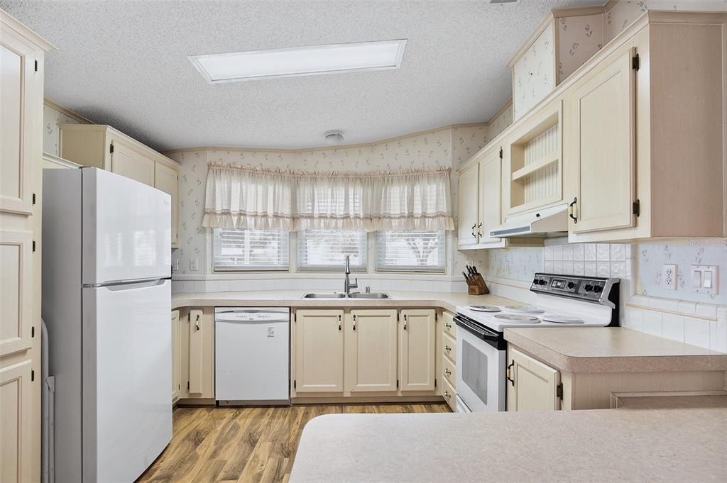 For Sale: $210,000 (2 beds, 2 baths, 1296 Square Feet)