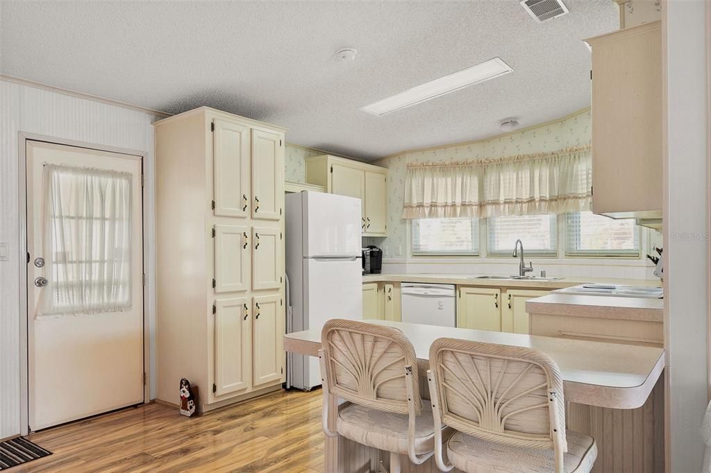 For Sale: $210,000 (2 beds, 2 baths, 1296 Square Feet)