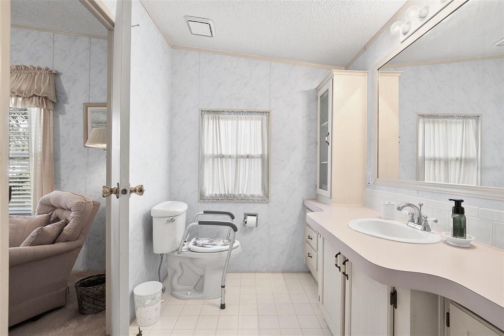 For Sale: $210,000 (2 beds, 2 baths, 1296 Square Feet)