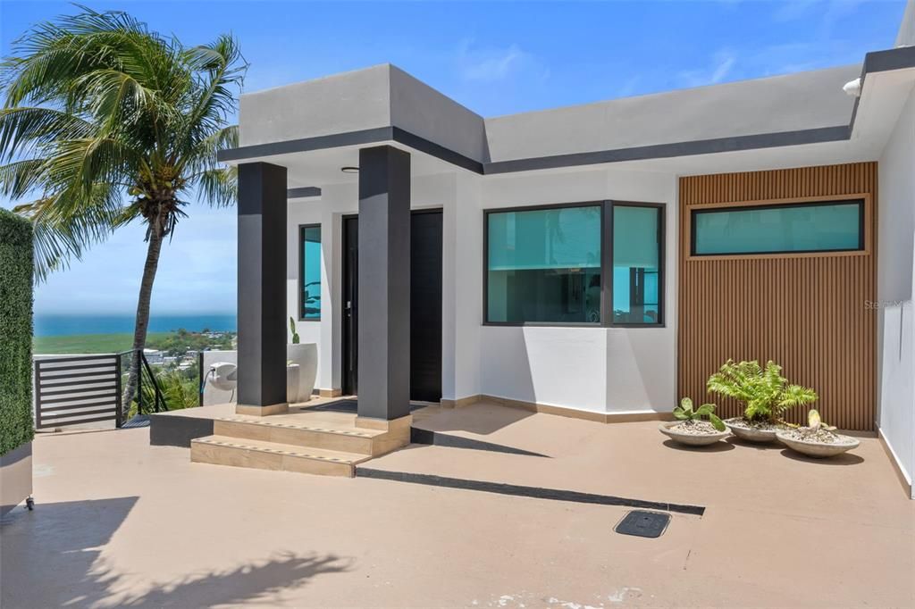 For Sale: $2,925,000 (6 beds, 6 baths, 4300 Square Feet)
