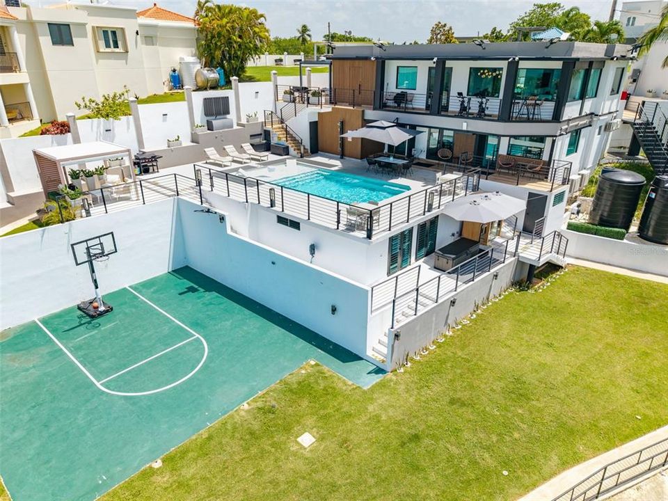 For Sale: $2,925,000 (6 beds, 6 baths, 4300 Square Feet)