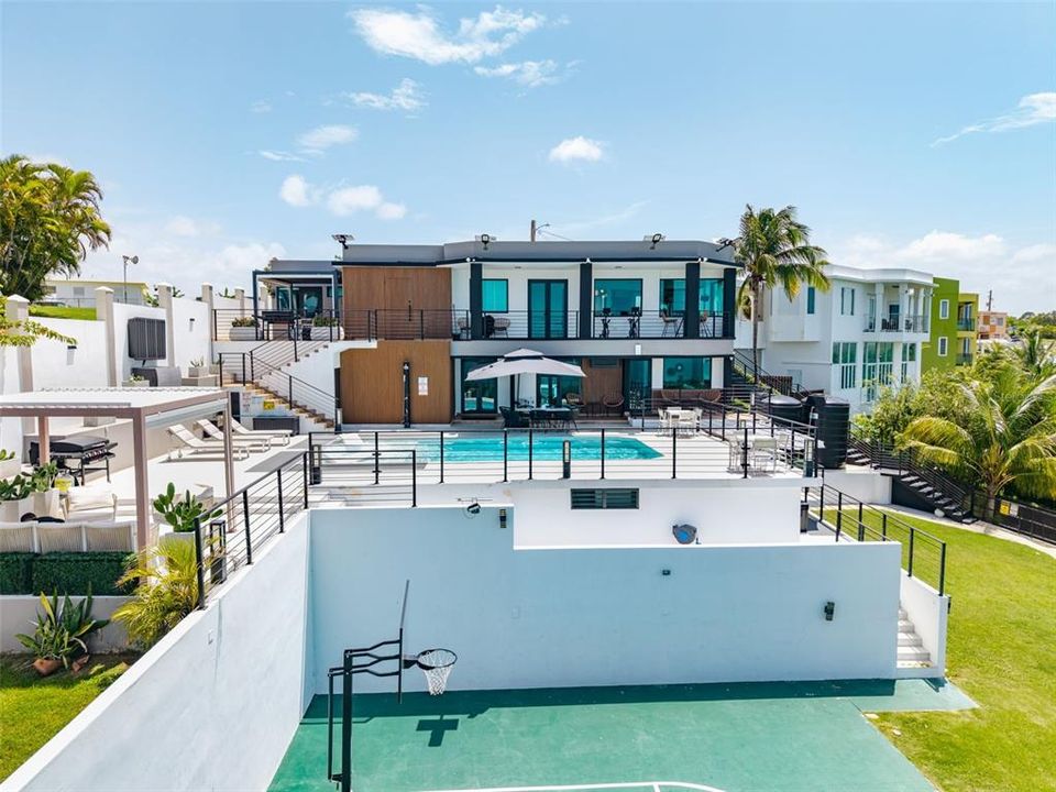 For Sale: $2,925,000 (6 beds, 6 baths, 4300 Square Feet)