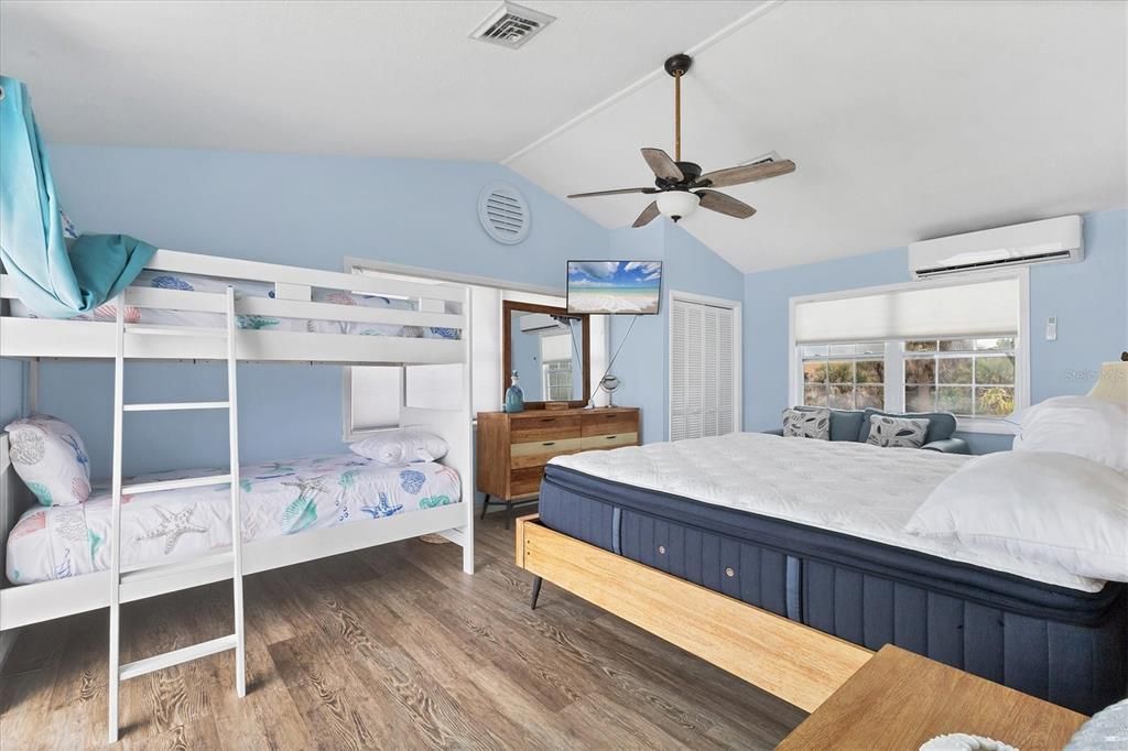 合同活跃: $1,129,990 (2 贝兹, 2 浴室, 1387 平方英尺)