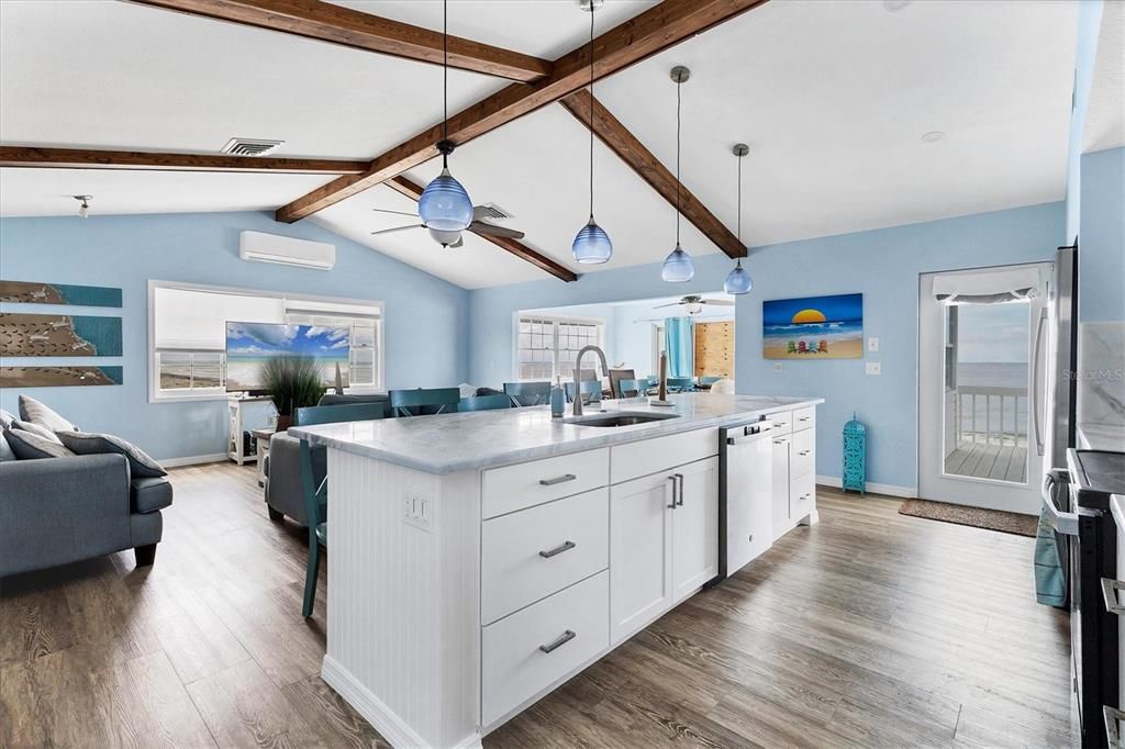 合同活跃: $1,129,990 (2 贝兹, 2 浴室, 1387 平方英尺)