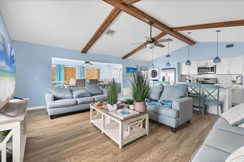 合同活跃: $1,129,990 (2 贝兹, 2 浴室, 1387 平方英尺)