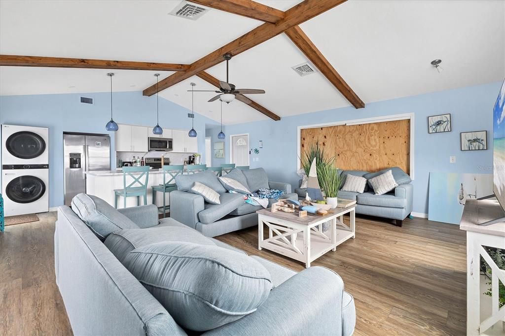 合同活跃: $1,129,990 (2 贝兹, 2 浴室, 1387 平方英尺)