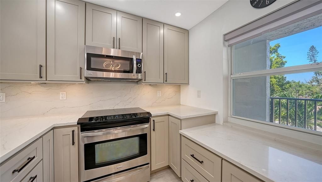 For Sale: $725,000 (2 beds, 2 baths, 1312 Square Feet)