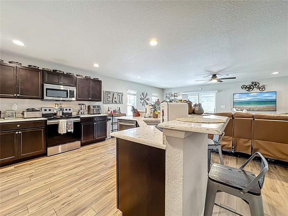 Active With Contract: $315,000 (3 beds, 2 baths, 1884 Square Feet)