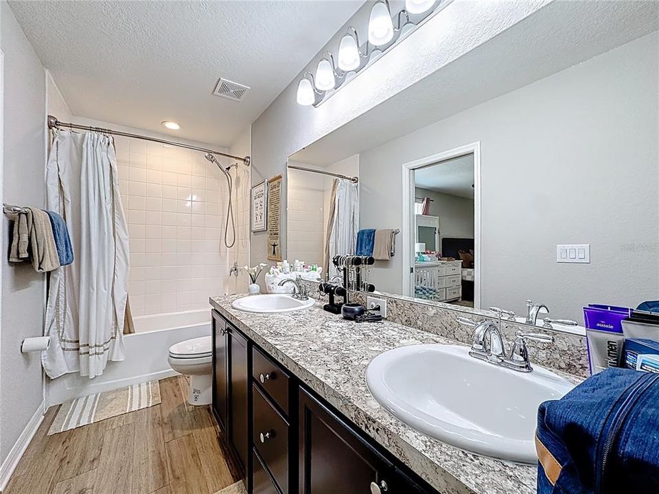 Active With Contract: $315,000 (3 beds, 2 baths, 1884 Square Feet)