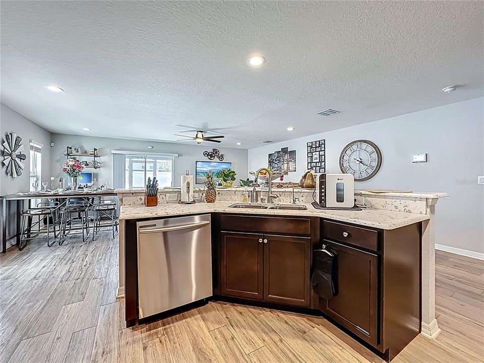 Active With Contract: $315,000 (3 beds, 2 baths, 1884 Square Feet)