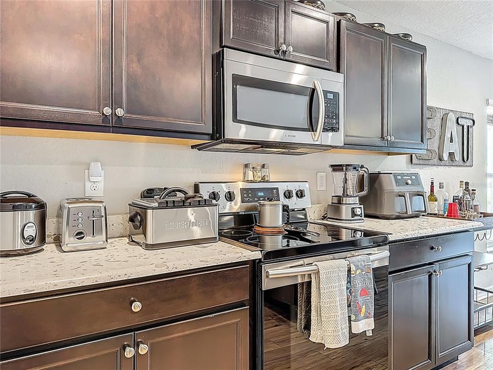 Active With Contract: $315,000 (3 beds, 2 baths, 1884 Square Feet)