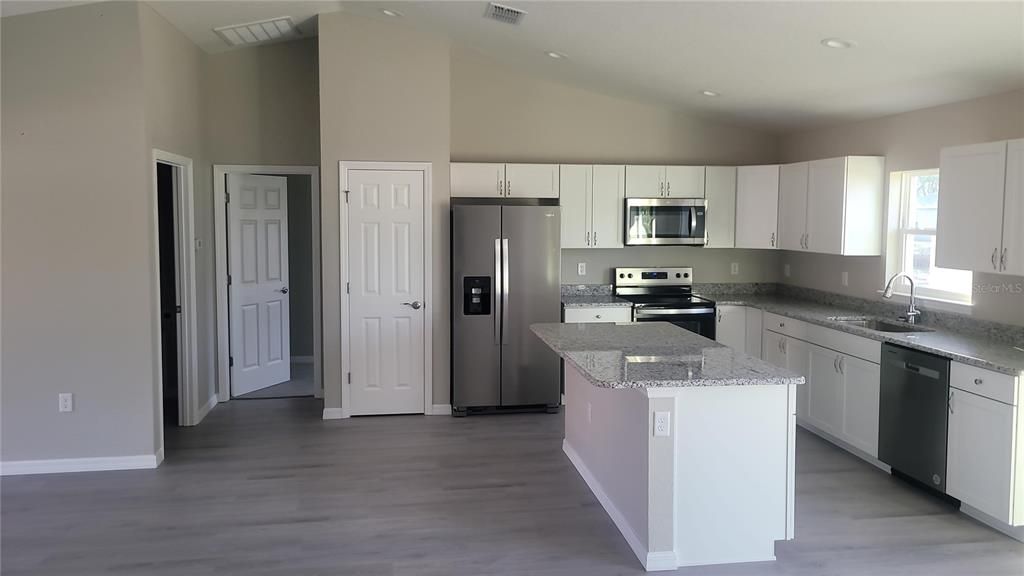 合同活跃: $242,000 (3 贝兹, 2 浴室, 1399 平方英尺)