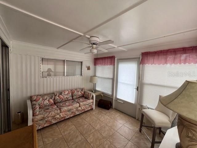 For Sale: $124,900 (2 beds, 1 baths, 660 Square Feet)