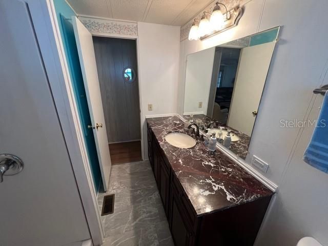 For Sale: $124,900 (2 beds, 1 baths, 660 Square Feet)