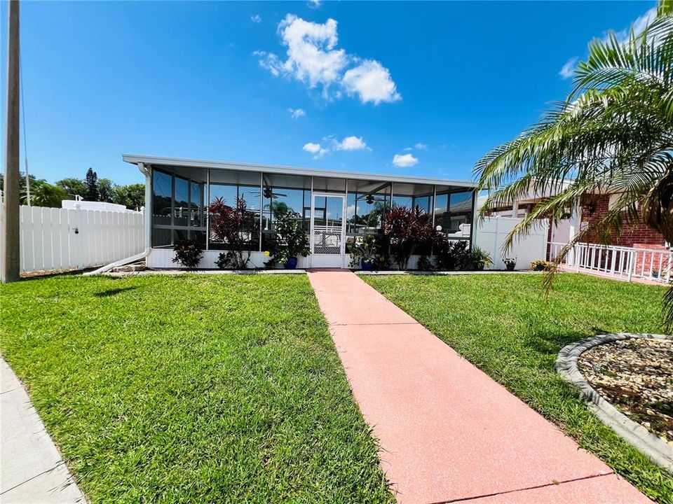 For Sale: $124,900 (2 beds, 1 baths, 660 Square Feet)