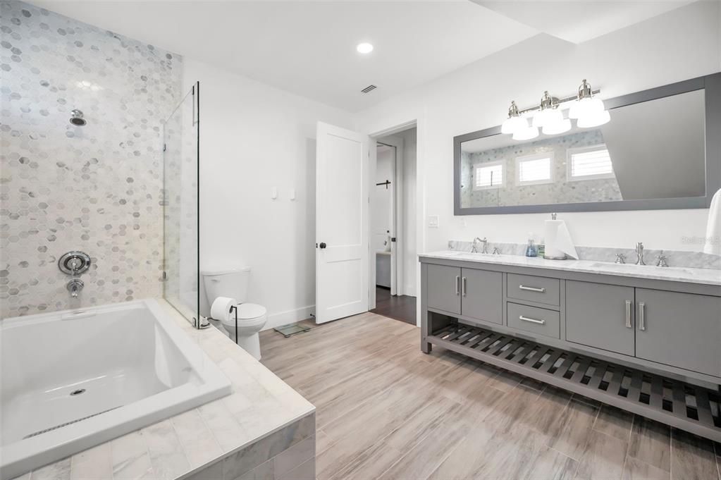 合同活跃: $2,685,000 (4 贝兹, 4 浴室, 4171 平方英尺)