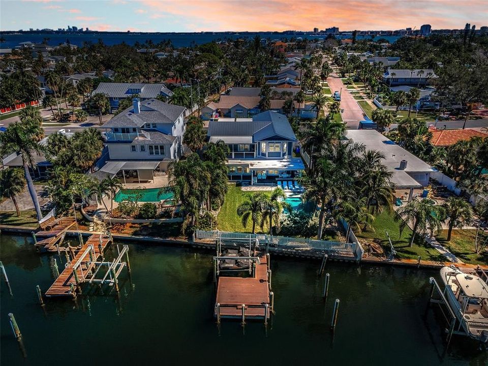 合同活跃: $2,685,000 (4 贝兹, 4 浴室, 4171 平方英尺)