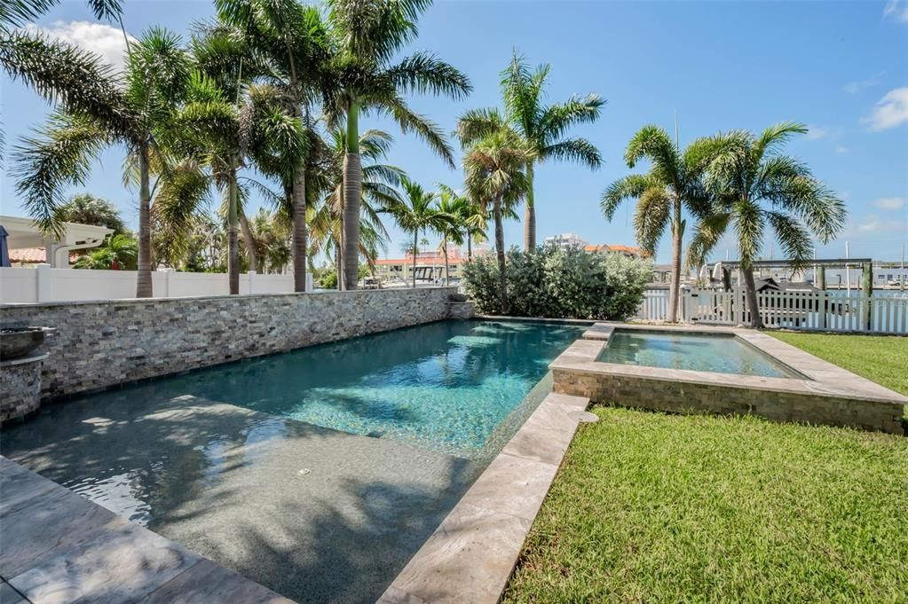 合同活跃: $2,685,000 (4 贝兹, 4 浴室, 4171 平方英尺)