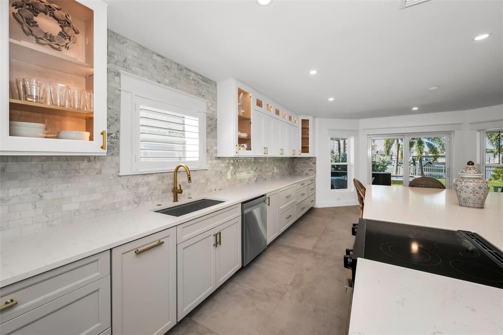 合同活跃: $2,685,000 (4 贝兹, 4 浴室, 4171 平方英尺)