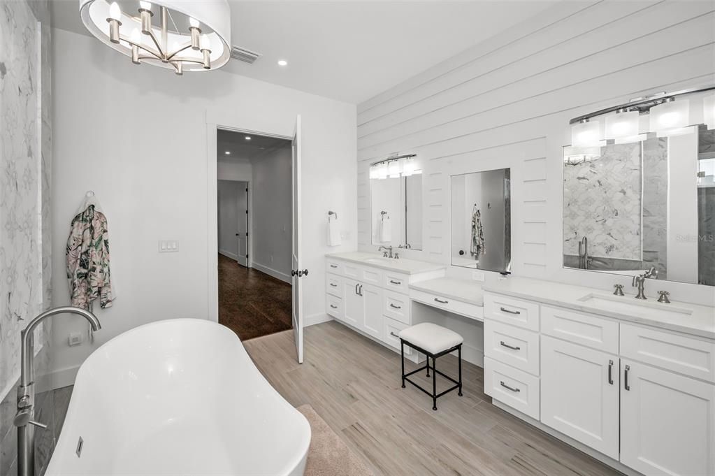 合同活跃: $2,685,000 (4 贝兹, 4 浴室, 4171 平方英尺)