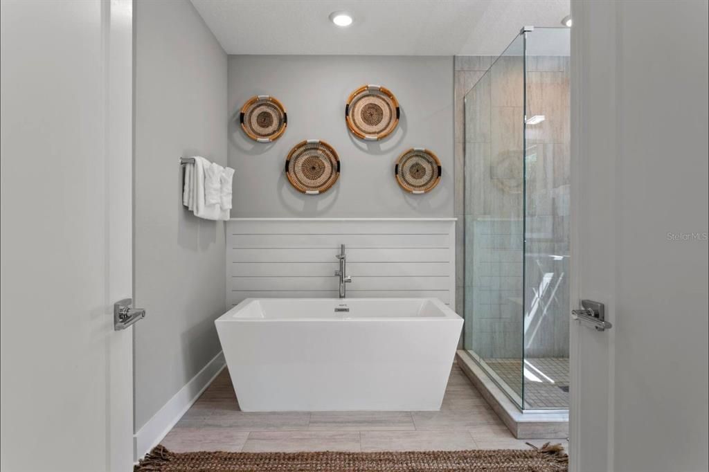 For Rent: $9,999 (5 beds, 4 baths, 2586 Square Feet)