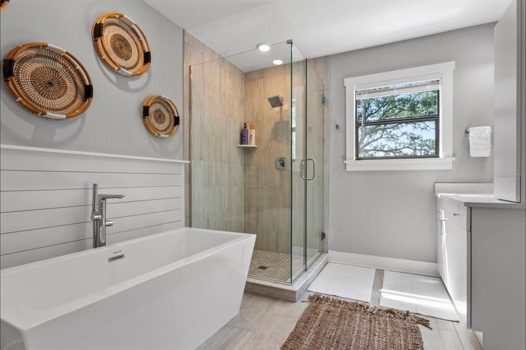 For Rent: $9,999 (5 beds, 4 baths, 2586 Square Feet)