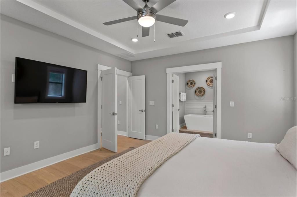 For Rent: $9,999 (5 beds, 4 baths, 2586 Square Feet)