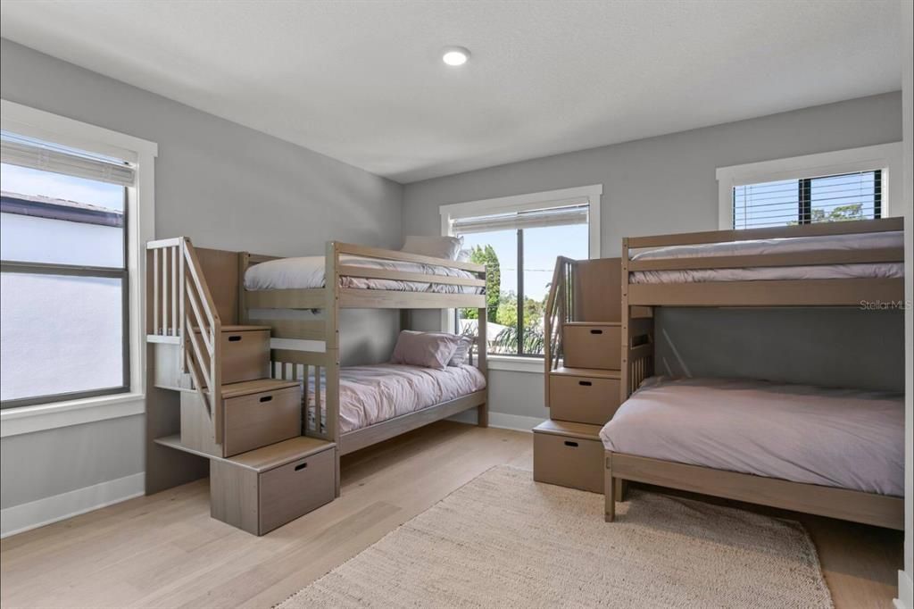 For Rent: $9,999 (5 beds, 4 baths, 2586 Square Feet)