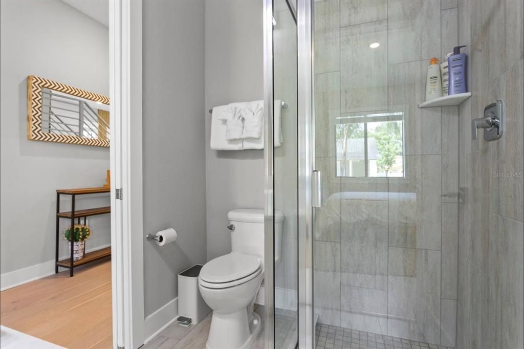 For Rent: $9,999 (5 beds, 4 baths, 2586 Square Feet)