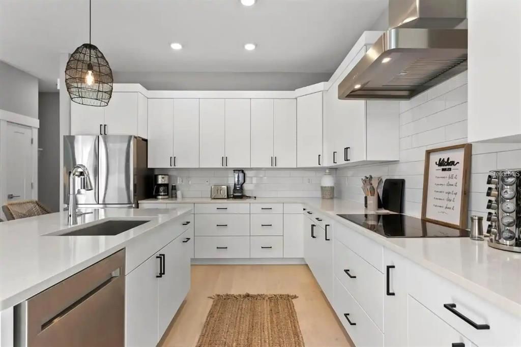 For Rent: $9,999 (5 beds, 4 baths, 2586 Square Feet)