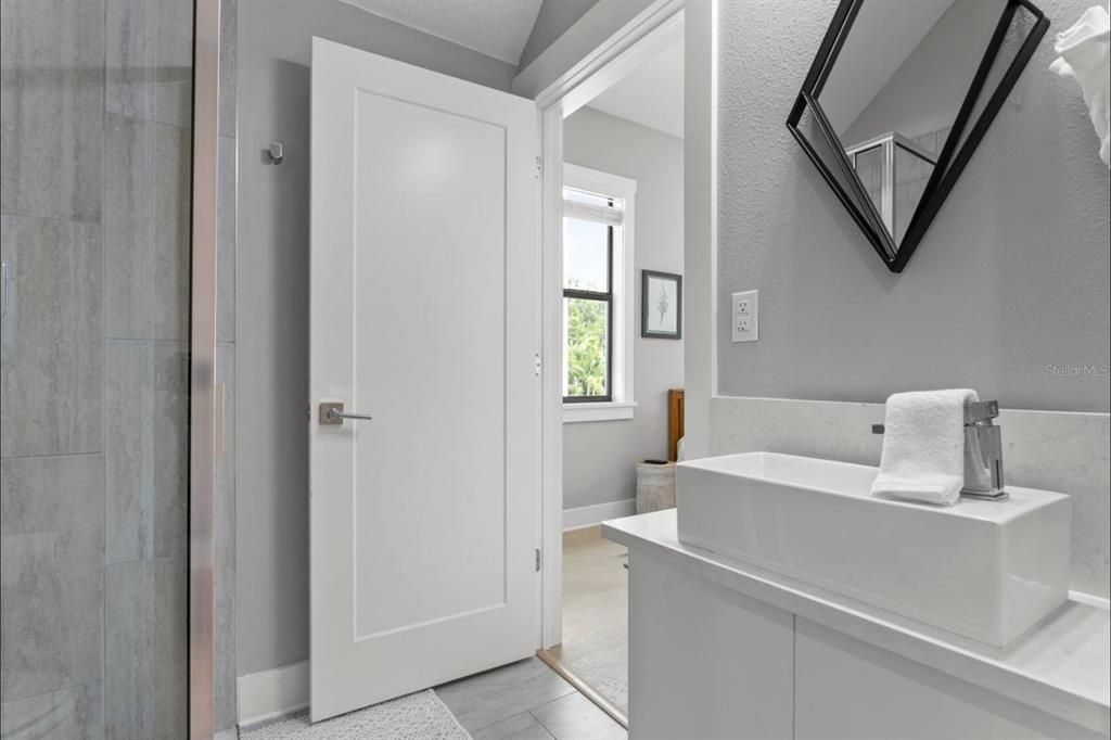 For Rent: $9,999 (5 beds, 4 baths, 2586 Square Feet)