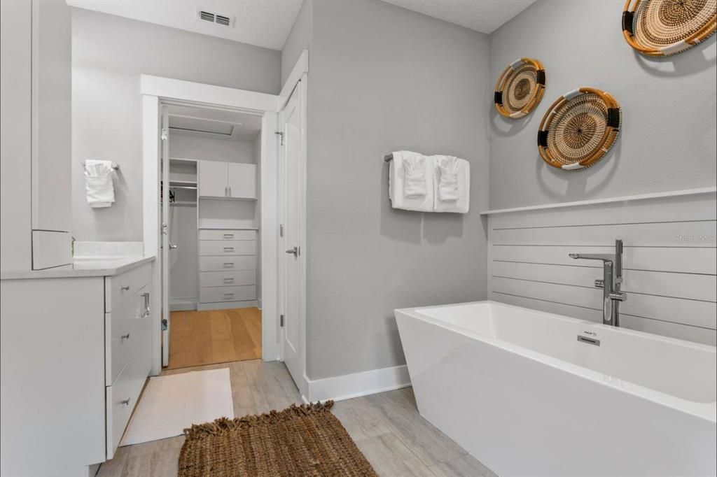 For Rent: $9,999 (5 beds, 4 baths, 2586 Square Feet)