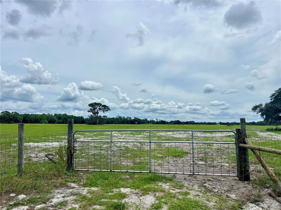 На продажу: $3,000,000 (80.10 acres)