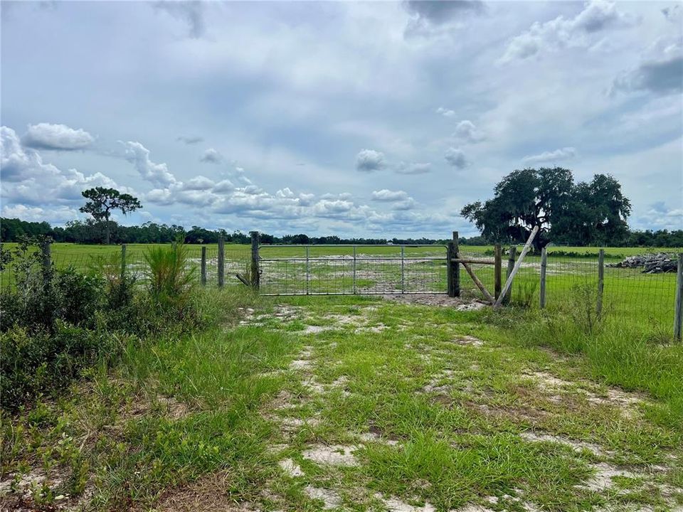 На продажу: $3,000,000 (80.10 acres)